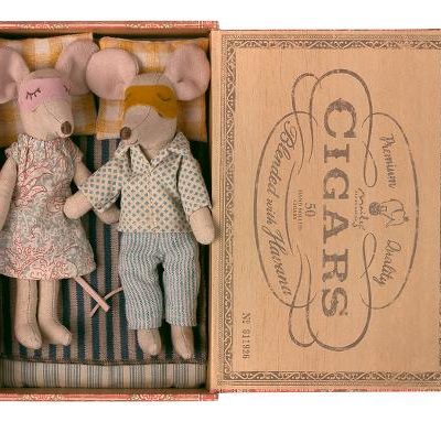 Maileg : mum and dad in a cigarbox
