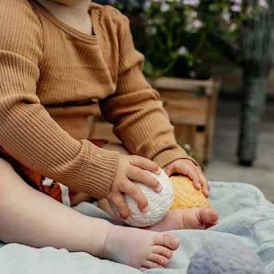 Jouet d'éveil : balle sensorielle fleurs