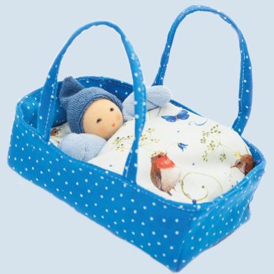 Poupée en coton biologique dans son couffin version bleue