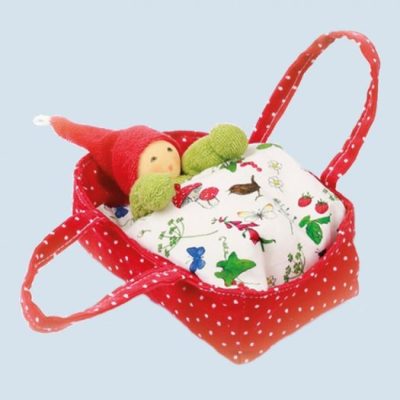 Poupée en coton biologique dans son couffin version rouge