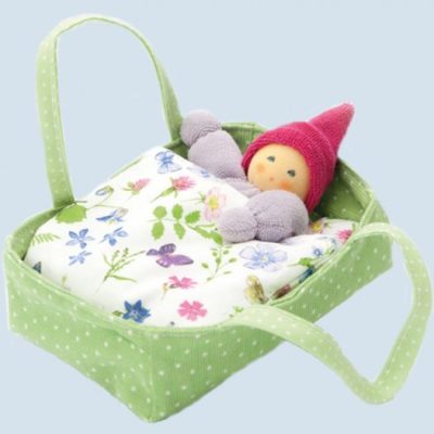 Poupée en coton biologique dans son couffin version verte